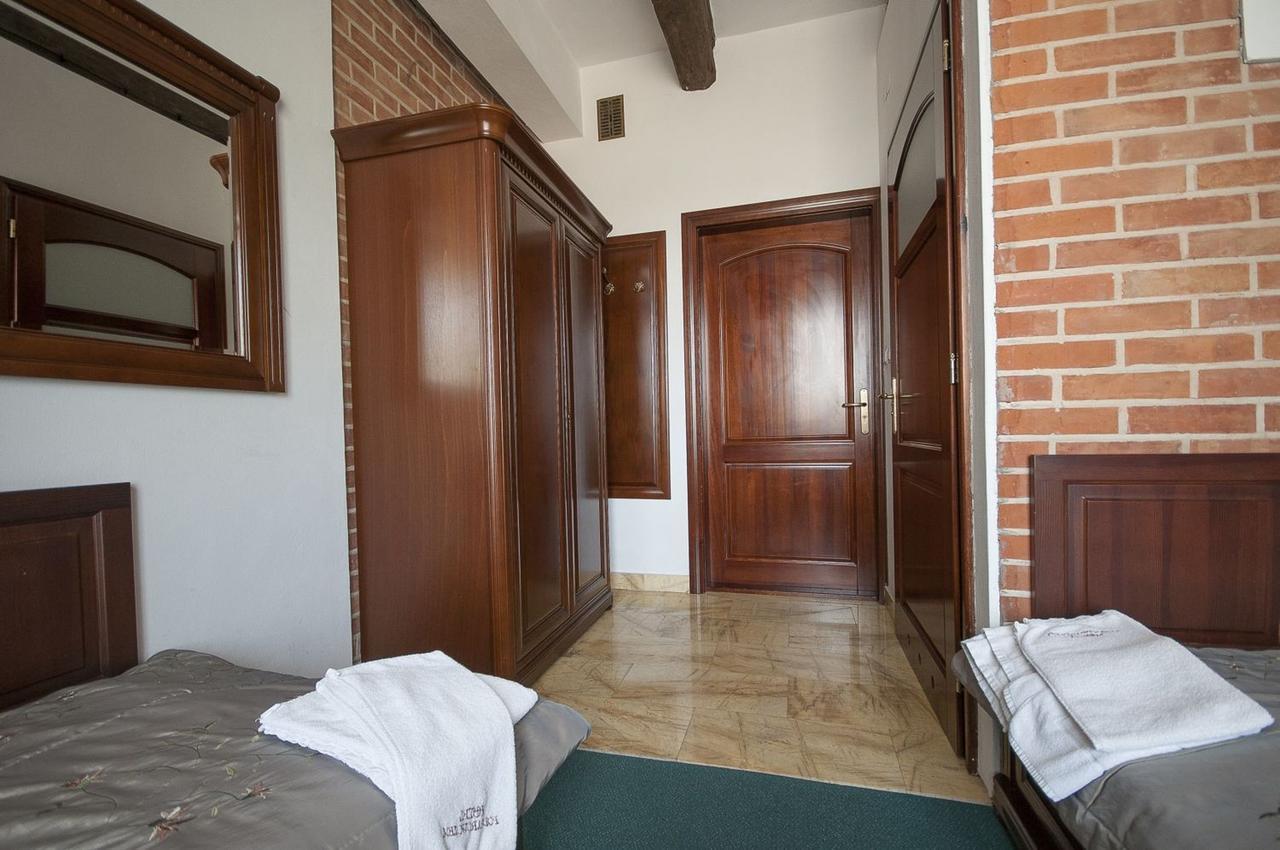 Hotel Restauracja Pod Parowozem Ostrowiec Świętokrzyski Buitenkant foto
