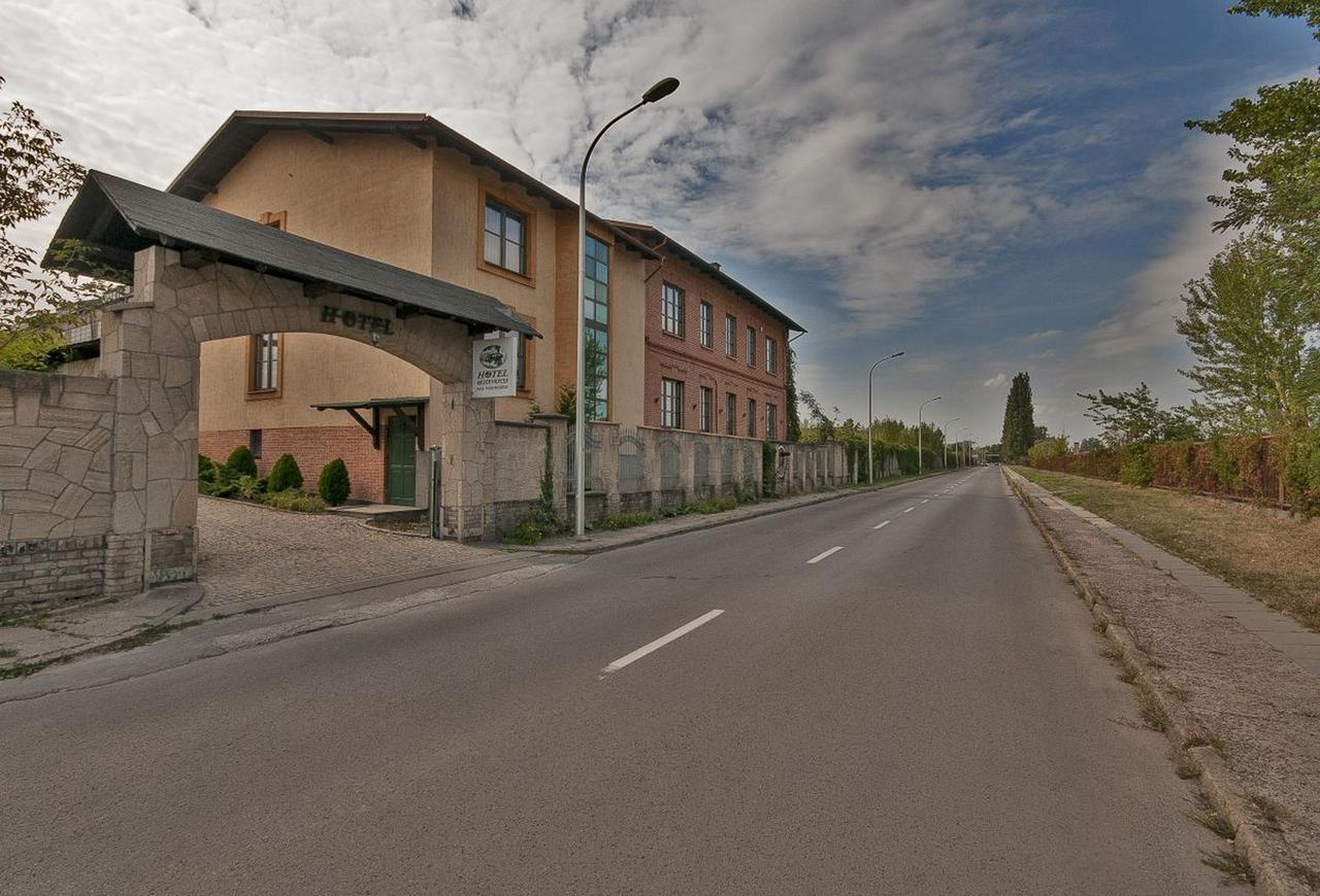 Hotel Restauracja Pod Parowozem Ostrowiec Świętokrzyski Buitenkant foto