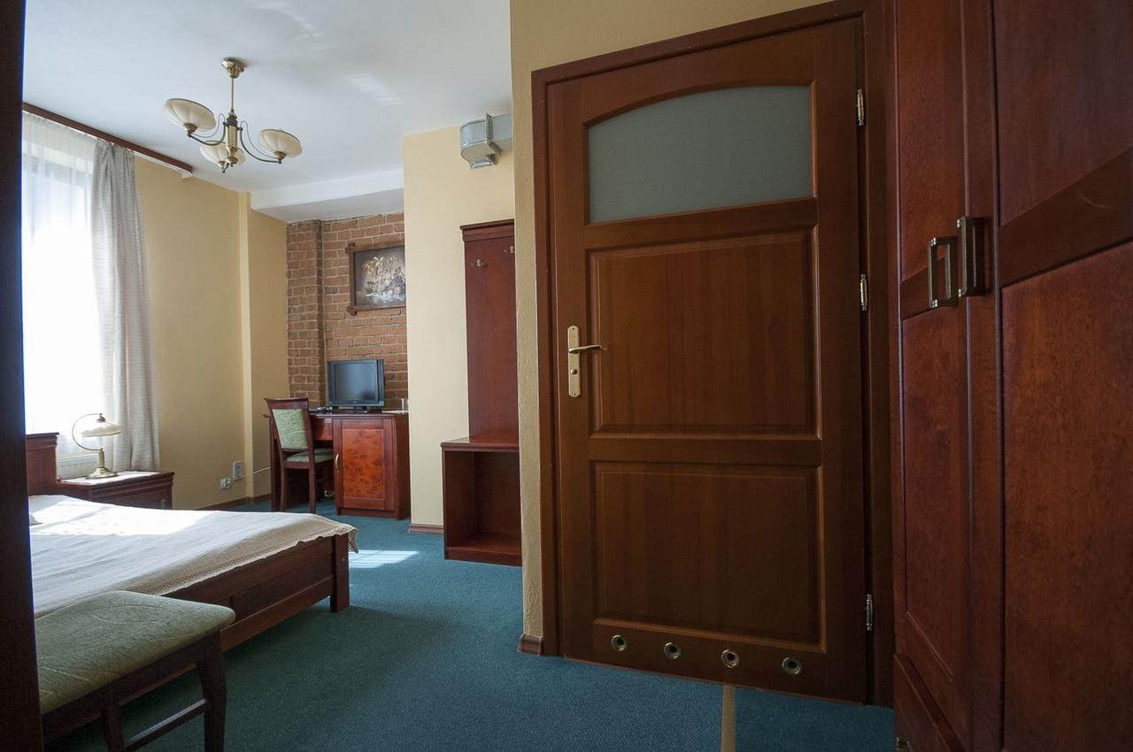Hotel Restauracja Pod Parowozem Ostrowiec Świętokrzyski Buitenkant foto